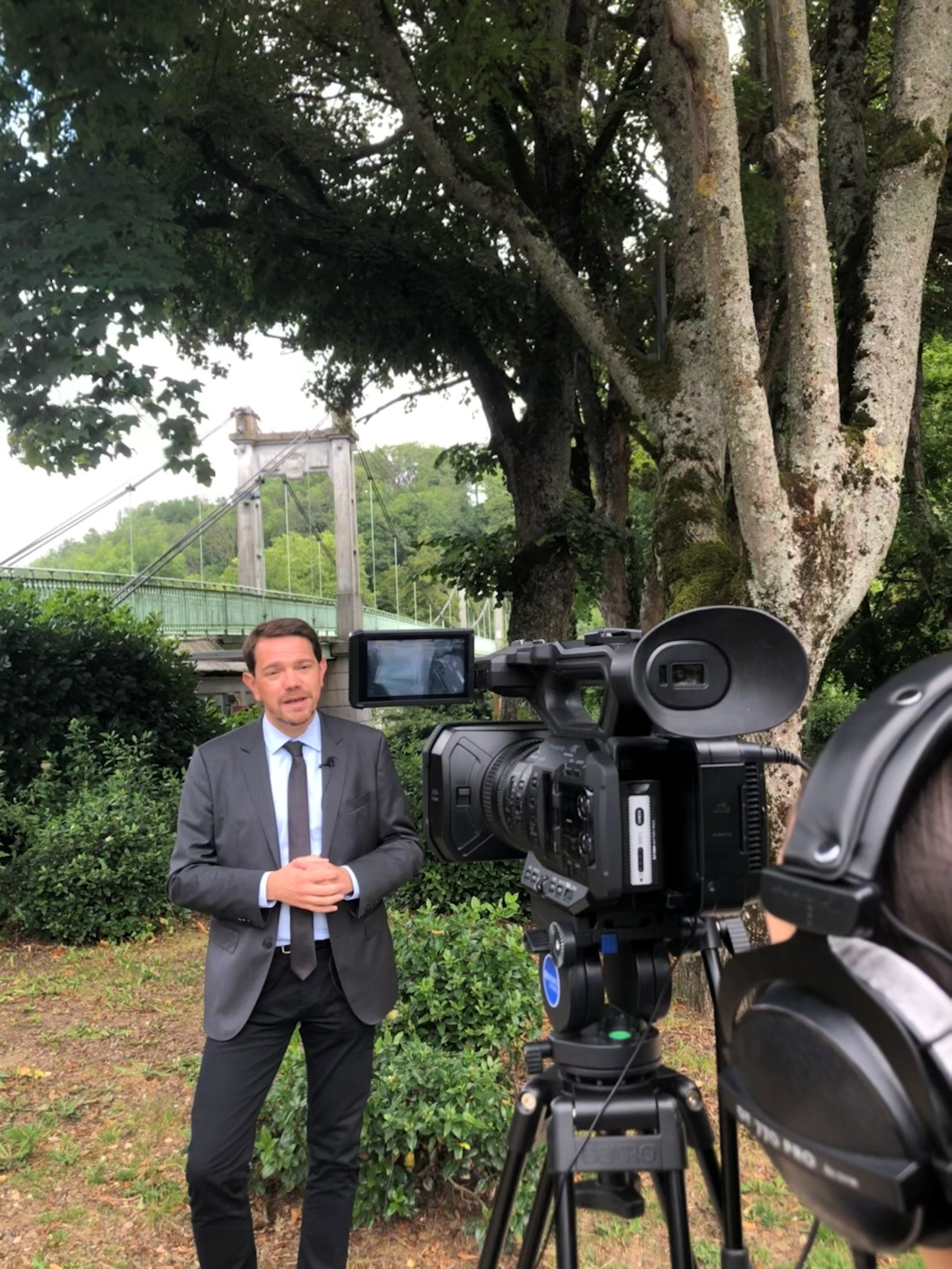 Tournage d’un entretien en extérieur à Charleville-Mézières