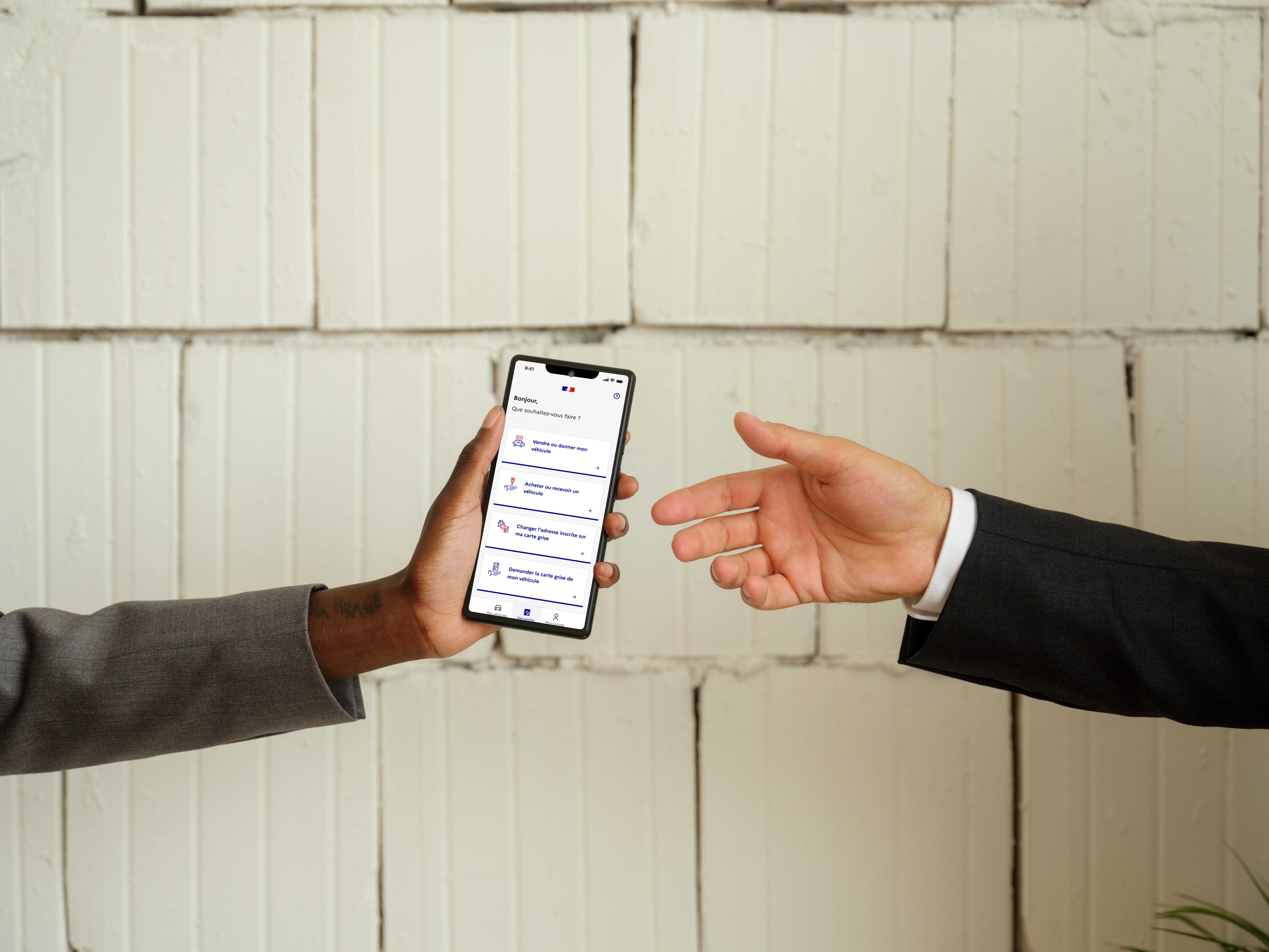 Simplimmat sur un téléphone tenu en main : accueil et sélection des démarches